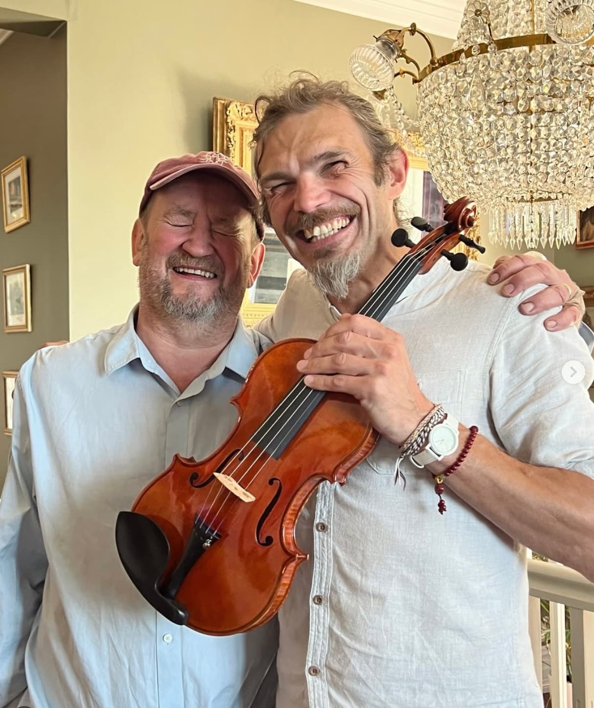 Ole Ferdinand Storn discussing an instrument with a player